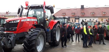 Kilkadziesiąt ciągników wyjechało dziś na drogi powiatu wieluńskiego. Rolnicy protestowali przeciw unijnej polityce rolnej